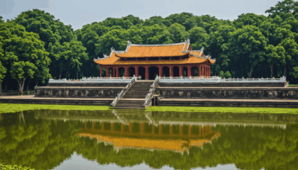 explorez le tombeau de minh mang à hué, un site historique emblématique du vietnam. découvrez l’architecture majestueuse, les jardins paisibles et l’héritage impérial dans ce lieu fascinant au cœur de la cité royale de hué.