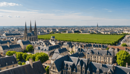 découvrez les sites incontournables de reims en 24 heures : cathédrale, maisons de champagne, patrimoine historique et gastronomie. un guide rapide pour ne rien manquer lors de votre visite express dans la cité des sacres.