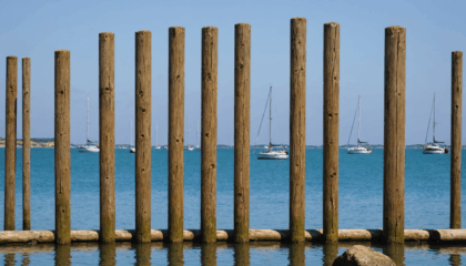 découvrez gwin zegal à plouha, un port atypique et unique en bretagne, célèbre pour ses mouillages sur pieux en bois. un lieu pittoresque à visiter absolument lors de votre passage sur la côte bretonne !