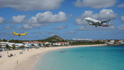 explorez les 12 aéroports les plus dangereux au monde et découvrez pourquoi ces destinations mettent les pilotes et les voyageurs au défi avec des pistes spectaculaires et des conditions extrêmes.