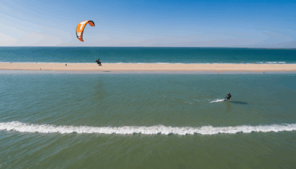 découvrez tous les indispensables pour débuter le kitesurf en france : équipements, spots, conseils de sécurité et astuces pour apprendre rapidement ce sport nautique passionnant.