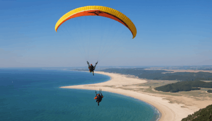 vivez une expérience inoubliable en survolant la dune du pyla en parapente. profitez de panoramas exceptionnels entre océan et forêt pour un moment magique en plein cœur de la nature.