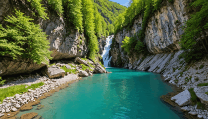 plongez dans une expérience unique de canyoning à grenoble et vivez une aventure sensationnelle entre cascades, toboggans naturels et paysages époustouflants. idéal pour les amoureux de la nature et de sensations fortes !