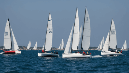 découvrez tout ce qu'il faut savoir sur les régates : principes, déroulement, types de courses et conseils pour profiter pleinement des compétitions de voile entre bateaux.
