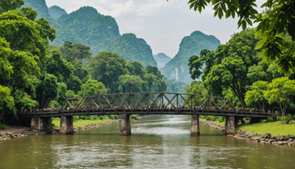 partez à la découverte du célèbre pont de la rivière kwai en thaïlande. plongez dans son histoire fascinante et vivez une expérience inoubliable lors de votre visite de ce site emblématique.