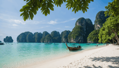 partez à la découverte de ko phi phi, un véritable petit coin de paradis en thaïlande, réputé pour ses plages idylliques, ses eaux turquoise et ses paysages à couper le souffle. préparez-vous à vivre des moments inoubliables !