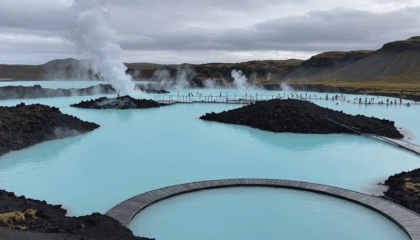 plongez dans le lagon bleu d’islande, une merveille naturelle aux eaux turquoise et apaisantes. découvrez ce havre de paix unique, idéal pour la détente et le bien-être au cœur des paysages islandais.