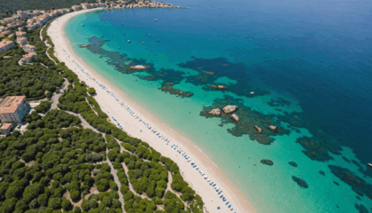 découvrez la plage de santa giulia, l'un des joyaux incontournables de la corse, réputée pour son sable blanc et ses eaux turquoise. profitez d'un cadre paradisiaque idéal pour la détente, la baignade et les activités nautiques en famille ou entre amis.