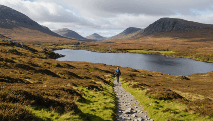 partez à la découverte des magnifiques lacs du connemara et laissez-vous séduire par des paysages époustouflants, entre montagnes, eaux cristallines et nature sauvage d’irlande.