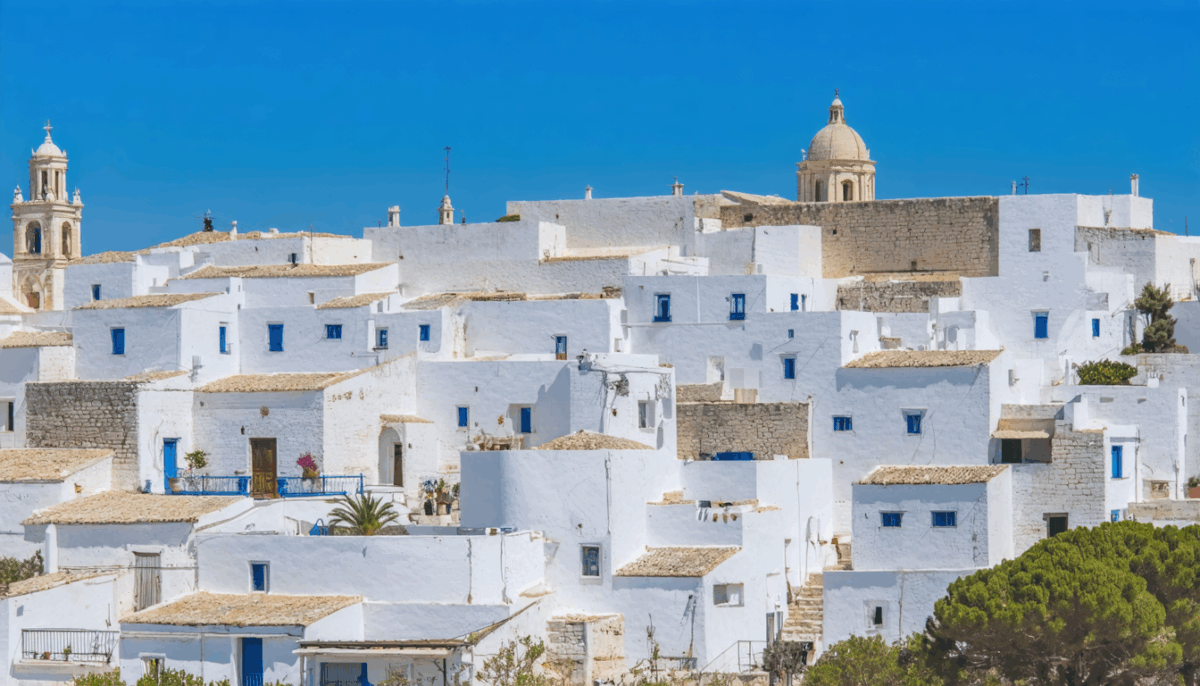 explorez monopoli, une perle des pouilles, où plages ensoleillées, ruelles pittoresques et secrets bien gardés vous attendent. plongez dans l'authenticité italienne et découvrez les trésors cachés de cette charmante ville côtière.