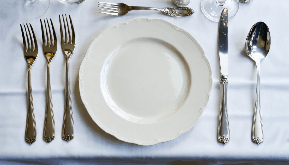 découvrez notre guide pratique qui vous apprend à disposer vos couverts de manière élégante et appropriée après un repas. apprenez les règles de l'art de la table pour impressionner vos invités et respecter les conventions culinaires.