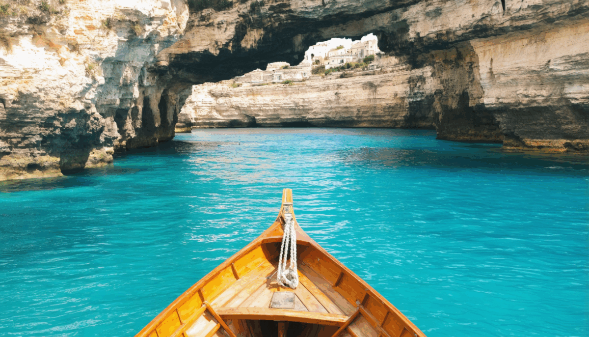 découvrez polignano a mare, un paradis sur terre alliant plages idylliques et grottes mystérieuses. profitez de nos astuces indispensables pour vivre une expérience inoubliable lors de votre visite dans ce joyau de la côte italienne.