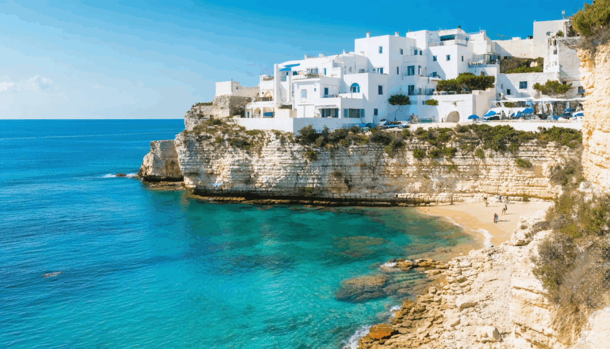 découvrez polignano a mare, un véritable joyau de la côte italienne. plongez dans ses plages idylliques, explorez ses grottes mystérieuses et profitez de nos astuces pratiques pour tirer le meilleur parti de votre visite. une aventure inoubliable vous attend !