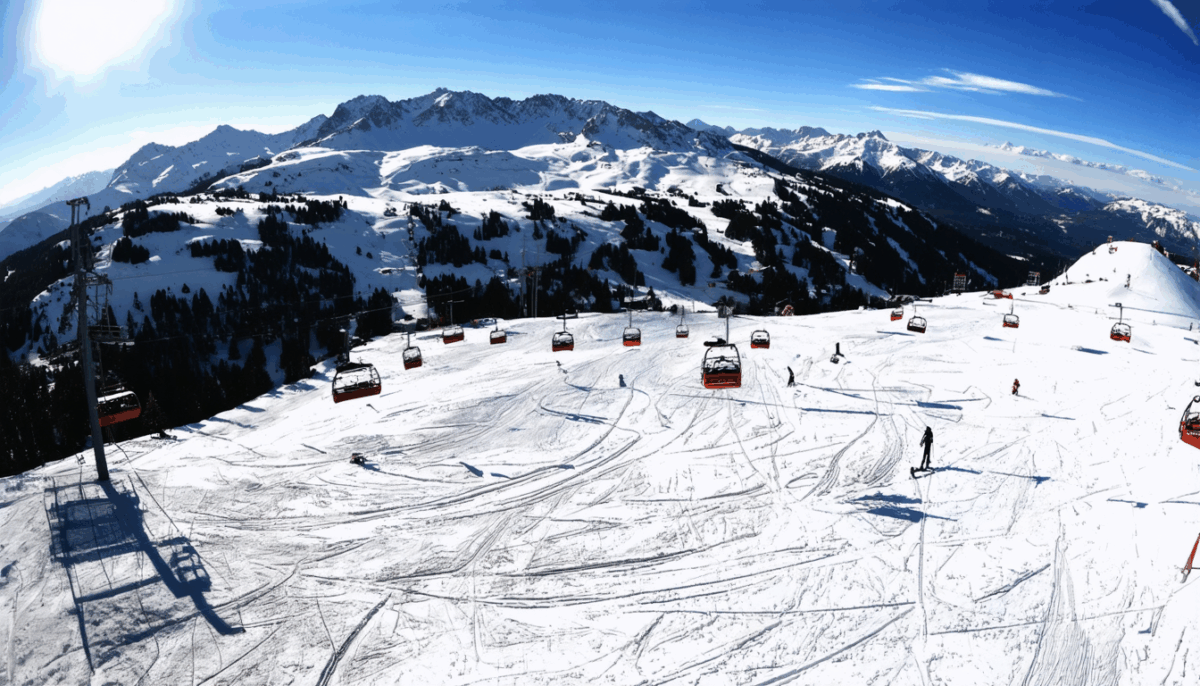 consultez les conditions actuelles au pas de la case grâce à notre webcam en direct et découvrez les prévisions météorologiques pour organiser votre séjour à la montagne en toute sérénité.