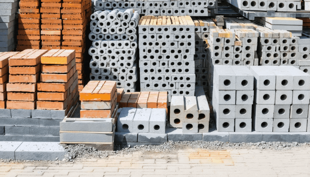 découvrez les différences entre briques, pavés et parpaings : analyse des coûts, usages et avantages pour bien choisir vos matériaux de construction et d’aménagement extérieur.