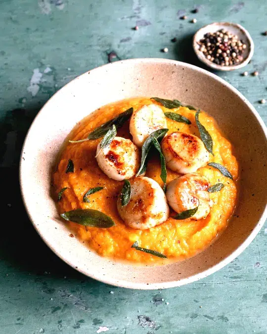 Découvrez comment préparer des Saint-Jacques au beurre de sauge et purée de courge en toute simplicité pour un repas réconfortant et raffiné !