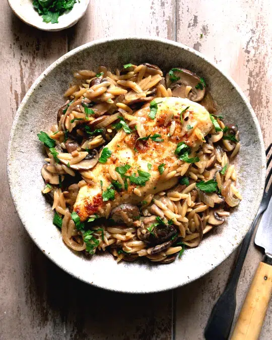 Comment préparer un poulet et orzo crémeux en une seule poêle pour un dîner réconfortant