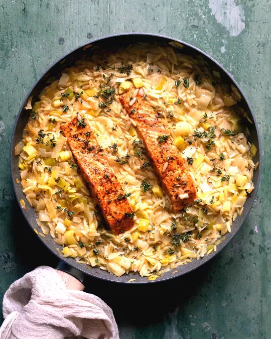 Comment préparer un saumon et orzo crémeux aux poireaux en toute simplicité et ravir vos convives ?