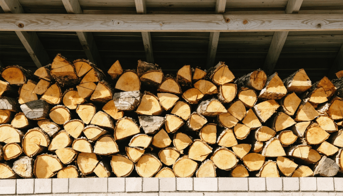 découvrez pourquoi le taux d'humidité de votre bois de chauffage influence directement la qualité de votre feu, votre consommation d'énergie et la durabilité de vos appareils. nos conseils pour choisir un bois sec et performant !