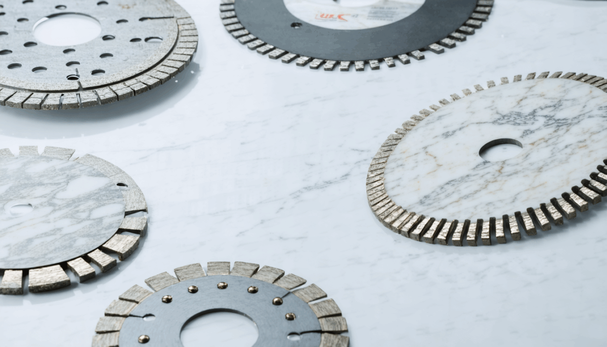 découvrez comment découper du marbre à la maison en toute sécurité grâce à ce guide pratique : outils nécessaires, techniques étape par étape et conseils d'experts pour un résultat professionnel.