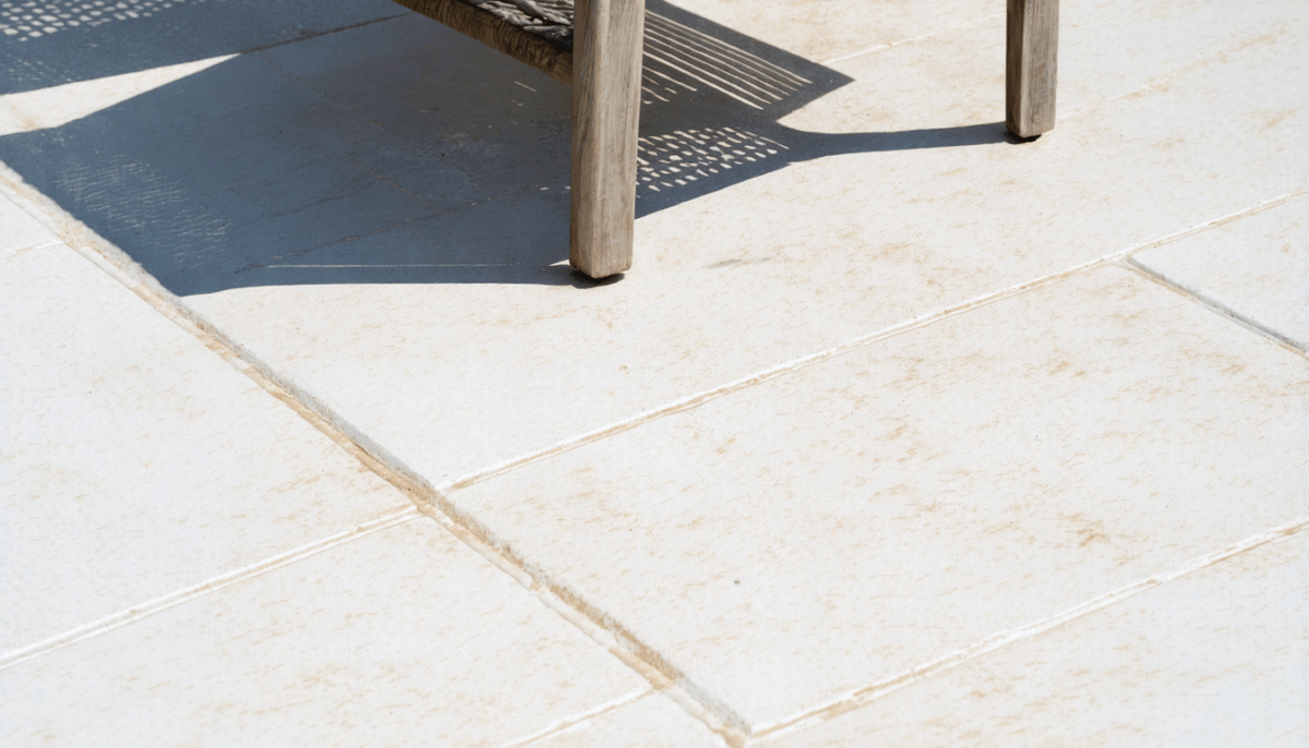 découvrez les avantages et les inconvénients d’une terrasse en résine. analyse complète pour vous aider à choisir ce matériau : résistance, entretien, budget et points de vigilance.