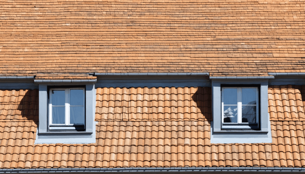 découvrez la durée de vie moyenne d’une toiture en tuiles, les facteurs qui influencent sa longévité et les conseils pour prolonger sa résistance au fil des années.