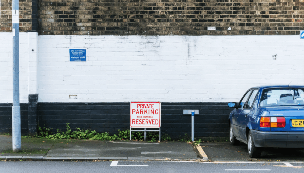 découvrez les solutions légales et pratiques à adopter si votre place de parking privée est occupée illégalement. conseils, démarches et actions pour faire respecter vos droits.